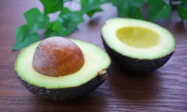 半分に切ったアボカドの果実と種の状態が分かる断面の様子