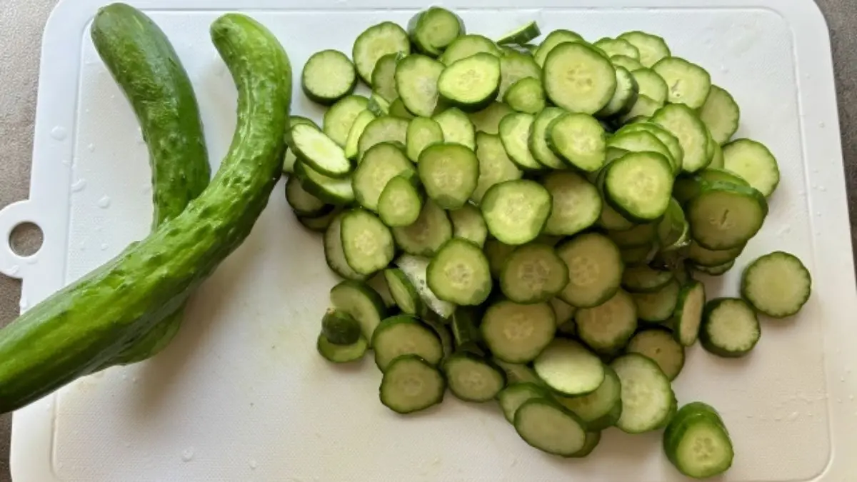 収穫適期のきゅうりの外観と輪切りにした内部の状態