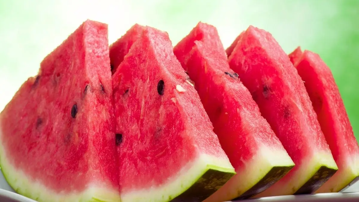 スイカの育て方をまとめた固定ページのアイキャッチ画像。収穫後に切り分けたスイカの断面 (※