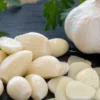 庭で収穫したにんにくを無駄なく使い切るための保存方法と調理の工夫を解説した画像