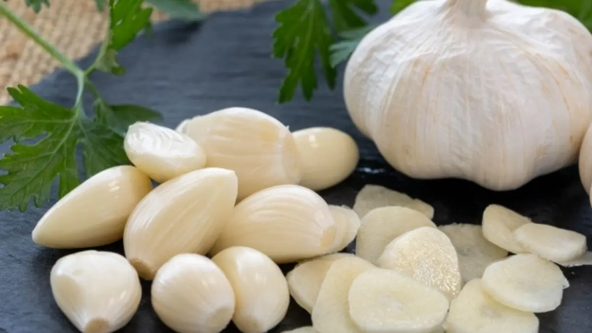 庭で収穫したにんにくを無駄なく使い切るための保存方法と調理の工夫を解説した画像