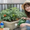 初心者向け家庭菜園の基本道具とプランターで野菜を育てる20代女性