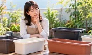 日本人女性が家庭菜園用の浅型・深型プランターを並べ、容器の大きさや形状を比較している様子。