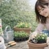 ガーデニング初心者が花の苗をプランターに植える様子｜必要な道具と始め方のイメージ