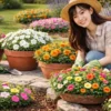 夏の暑さに強い花や植物を育てる日本人女性のイメージ画像。水切れしにくく育てやすい夏の花壇と鉢植え
