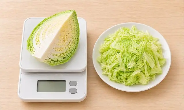 キャベツ4分の1のカロリーは何kcal？量の目安がわかる画像