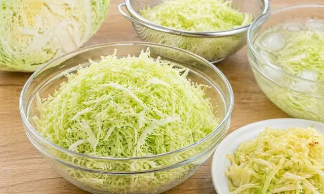 千切りキャベツの苦味を消す方法｜水・塩・加熱で下処理する様子