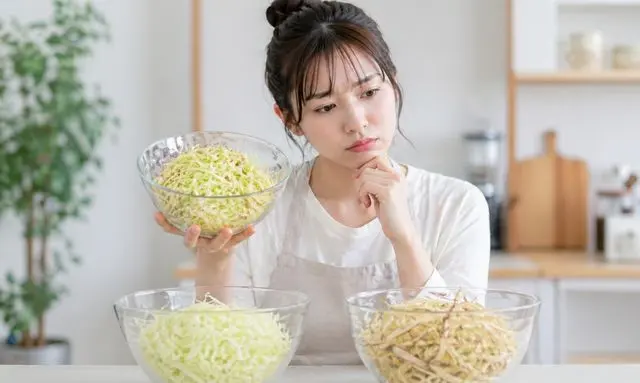 千切りキャベツが茶色く変色した状態と新鮮な状態を比較して食べて大丈夫か迷う女性